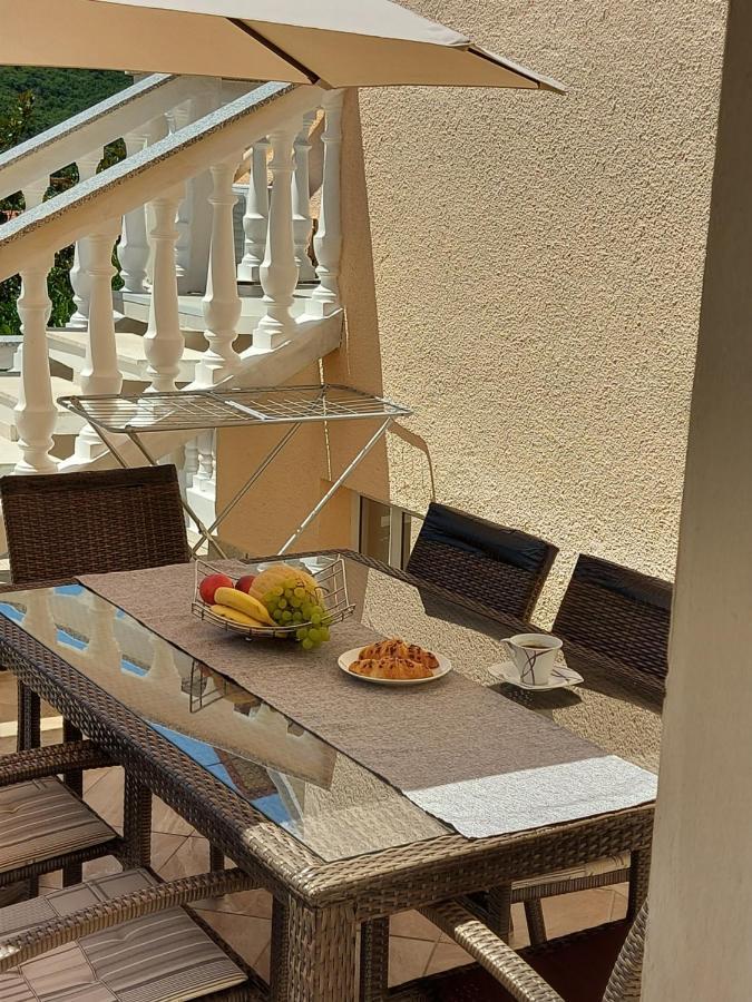 Apartman Larisa Apartment Kampor Exterior foto