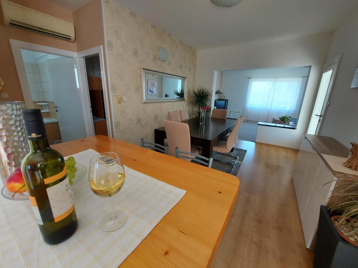 Apartman Larisa Apartment Kampor Exterior foto