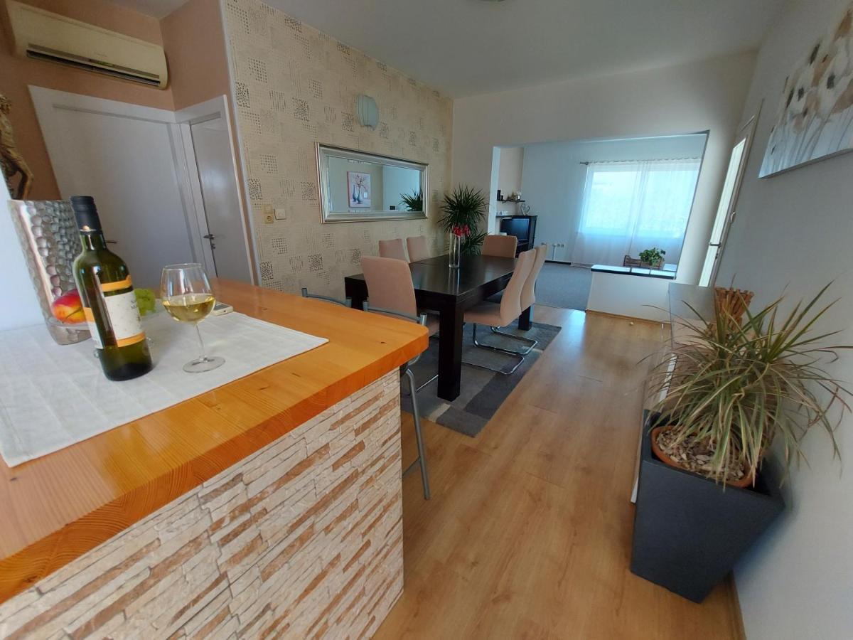 Apartman Larisa Apartment Kampor Exterior foto