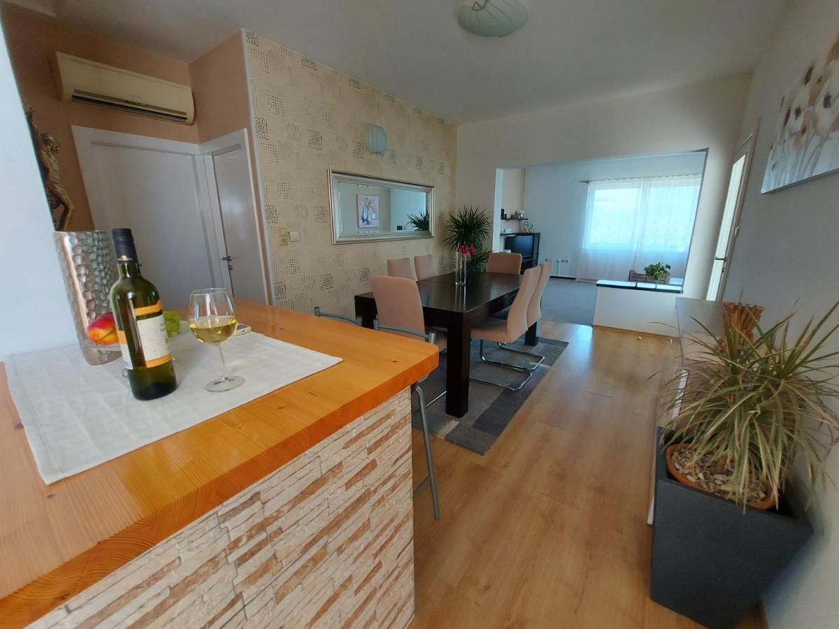 Apartman Larisa Apartment Kampor Exterior foto