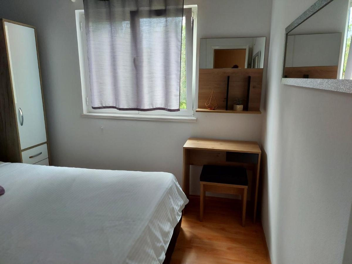 Apartman Larisa Apartment Kampor Exterior foto