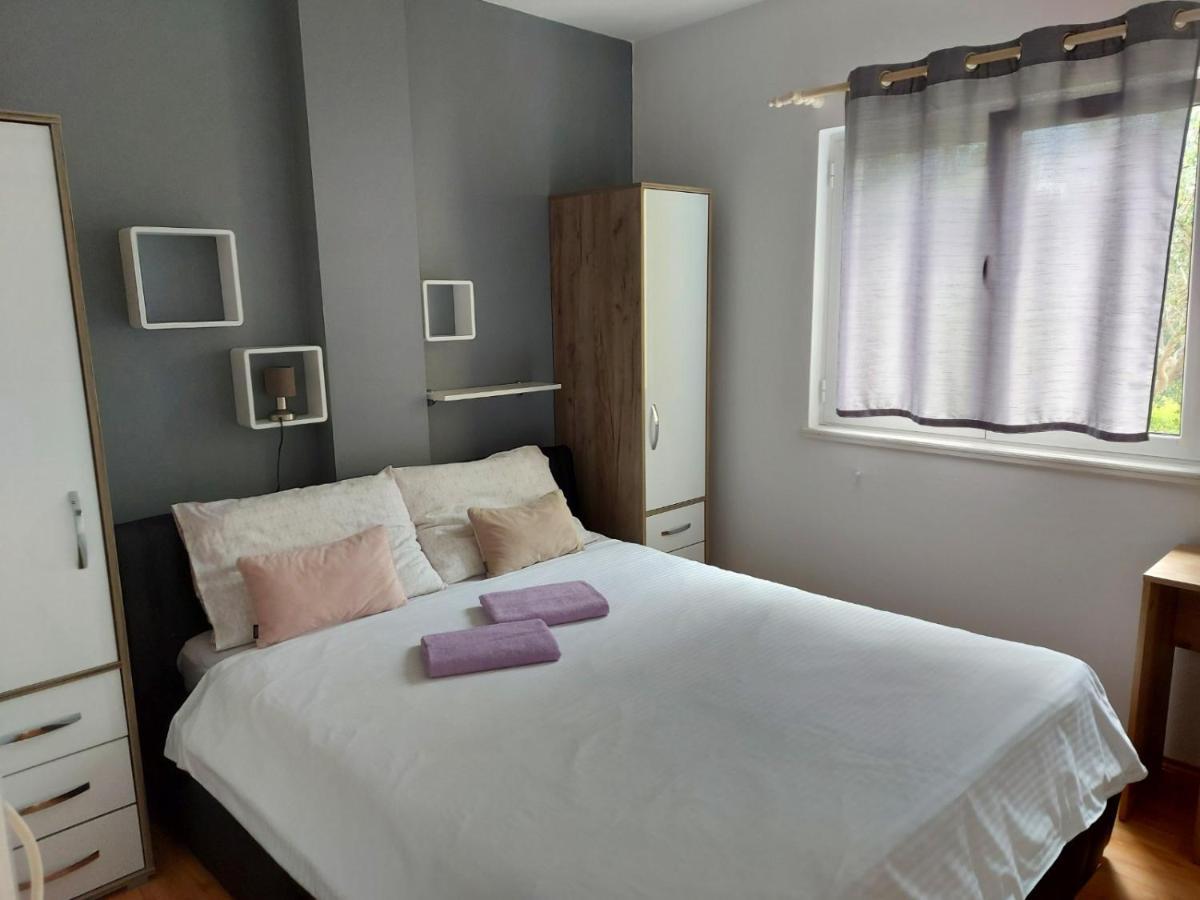 Apartman Larisa Apartment Kampor Exterior foto